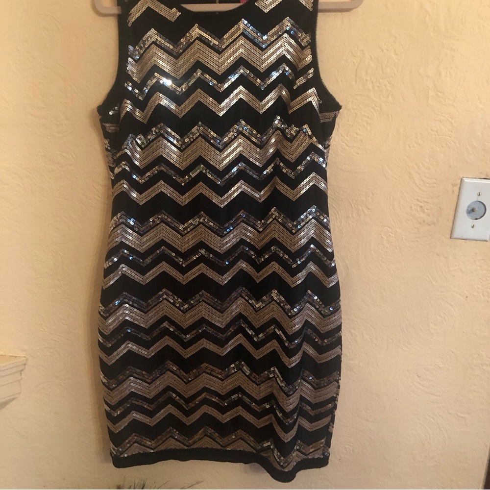 VINCE CAMUTO Sequined silver, matte gold chevron pattern dress